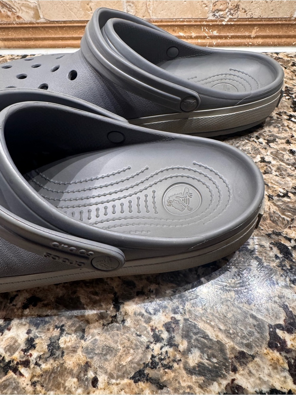 CROCS Men’s 8 Women’s 11 Gray Clogs with Blue Accent - Picture 4 of 7